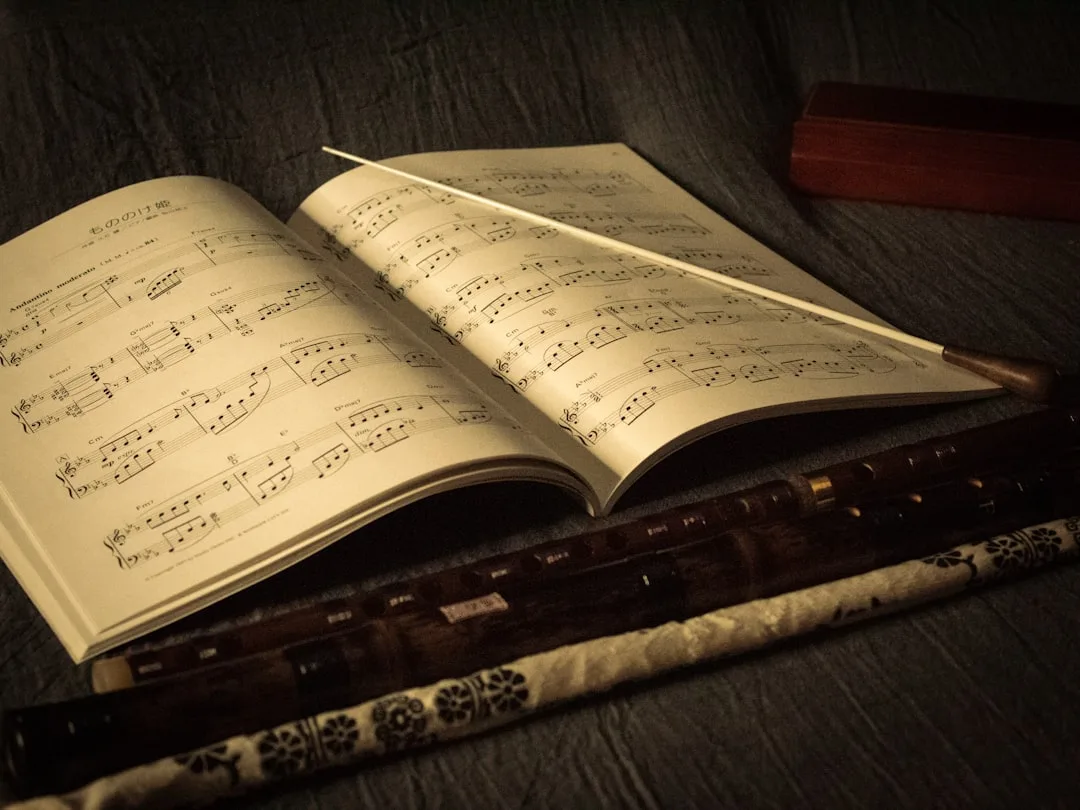 Composición musical con notas, instrumentos y partituras sobre escritorio